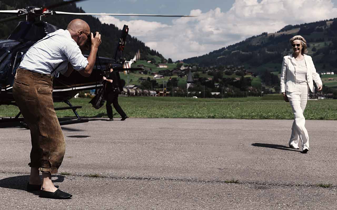 Kunsthändlerin Irene Schoenholzer beim Helikopter - mit Fotograf